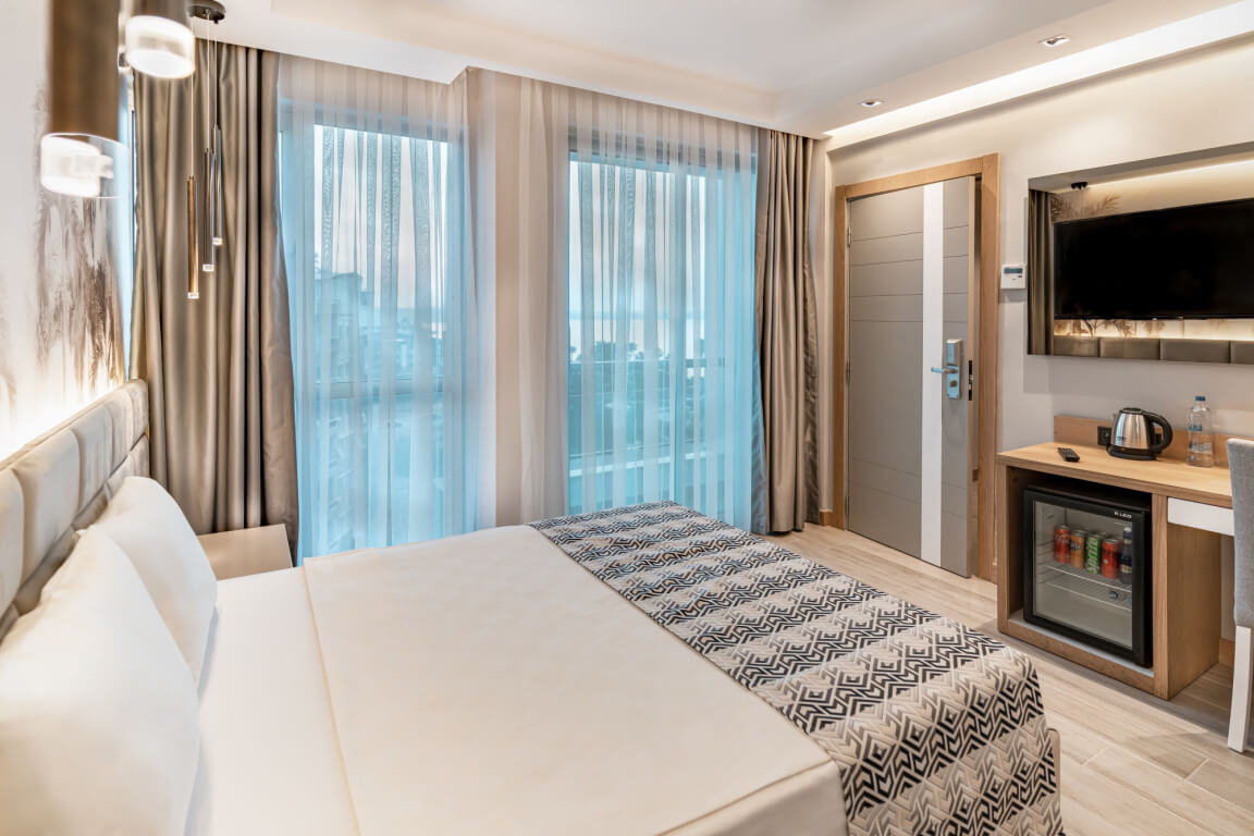 PEARLY HOTEL logo